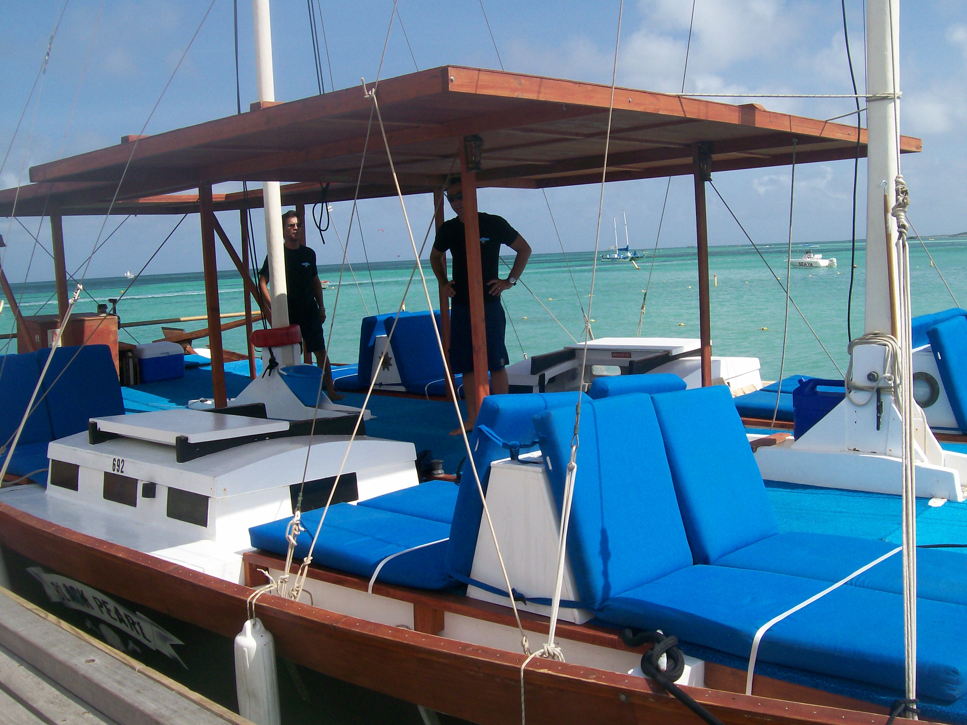 sailing-charters-on-aruba-blue-melody-black-pearl